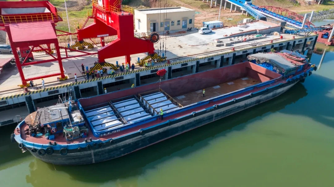 Heavy Equipment Sails Overseas, Ark Intelligent Manufacturing